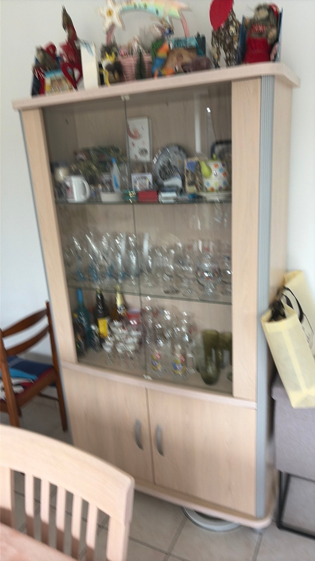 Dressoir met barkast en tafels en stoelen, Ophalen, Gebruikt, 4 tot 6 stoelen