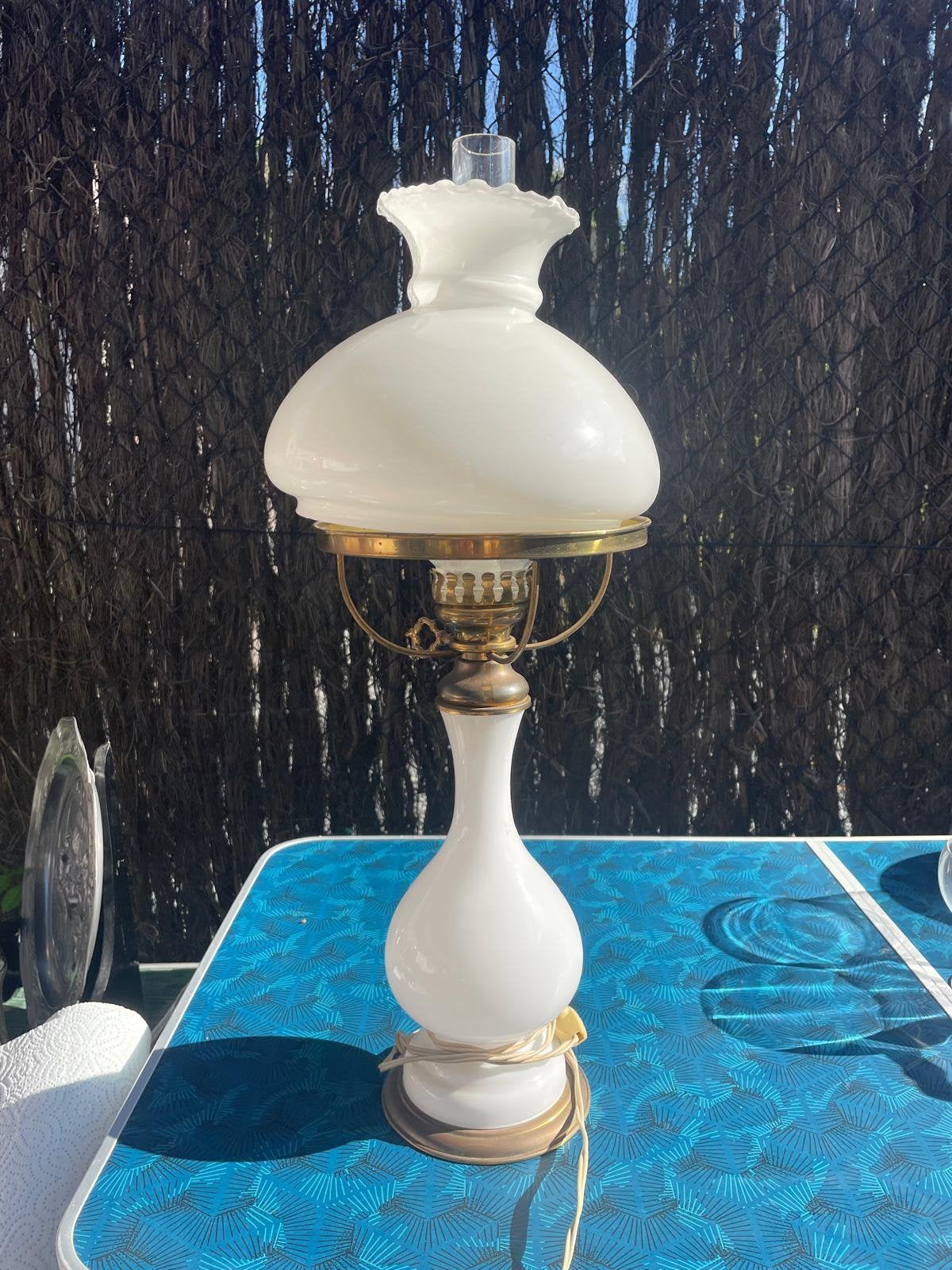 Lampe en verre opalin blanc laiteux, Antiquités & Art, Enlèvement
