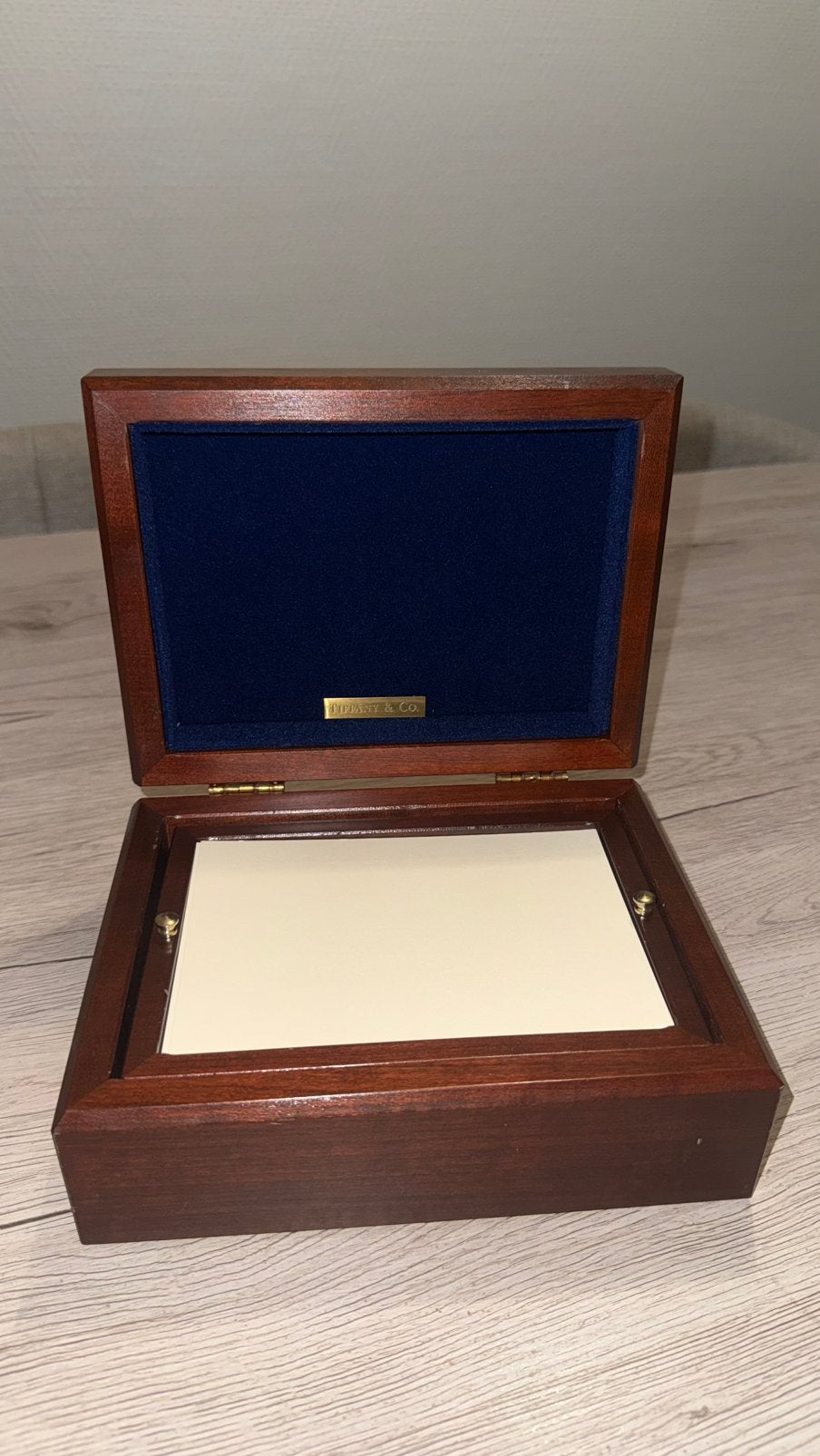 Tiffany & Co. houten doos, Ophalen