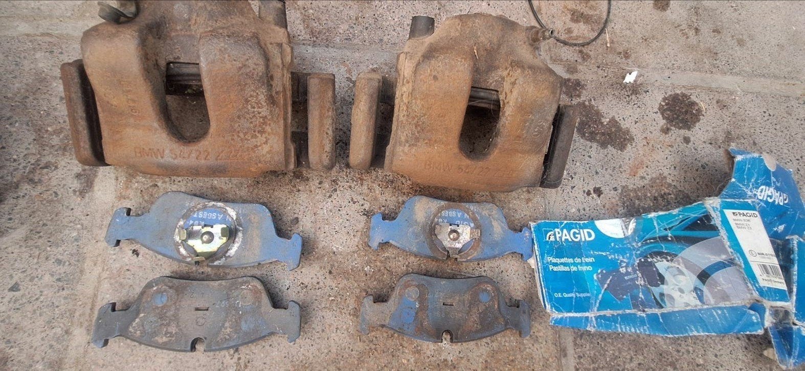 2 étriers freins avants BMW E36 + plaquettes Pagid bleues ., Enlèvement, Utilisé, BMW