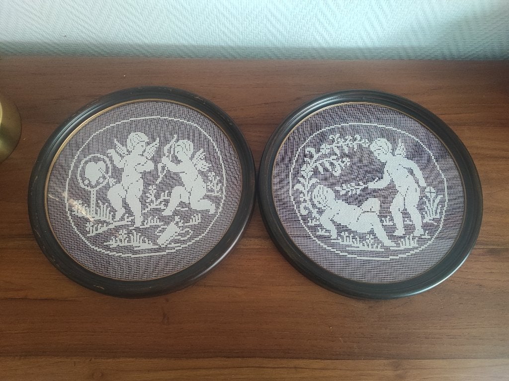 2 ronde kaders met engels in kant, Antiek en Kunst, Antiek | Woonaccessoires, Ophalen of Verzenden
