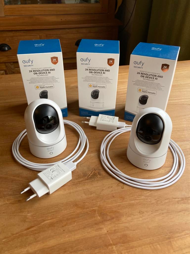 3x Eufy Indoor Cam E220 2K Pan&Tilt, TV, Hi-fi & Vidéo, Caméras de surveillance, Comme neuf, Enlèvement