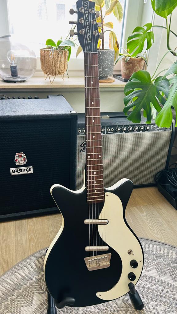 Danelectro DC ‘59 reissue mat zwart, Muziek en Instrumenten, Snaarinstrumenten | Gitaren | Elektrisch, Ophalen, Zo goed als nieuw