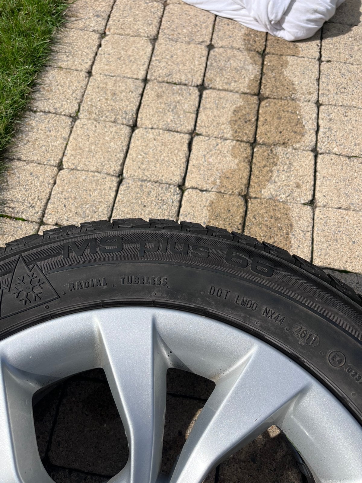 Jante bmw avec pneus d’hiver, Autos : Pièces & Accessoires, Pneus et Jantes, Pneus hiver, Véhicule de tourisme, 17 pouces