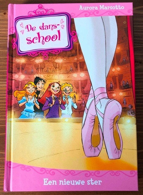 Boek "De Dansschool - Een Nieuwe Ster", Enlèvement ou Envoi, Comme neuf, Aurora Marsotto, Fiction général