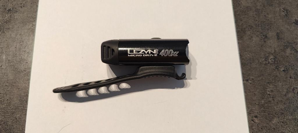 Lezyne 400XL fietsverlichting vooraan, Fietsen en Brommers, Ophalen, Gebruikt, Batterij, Voorlicht