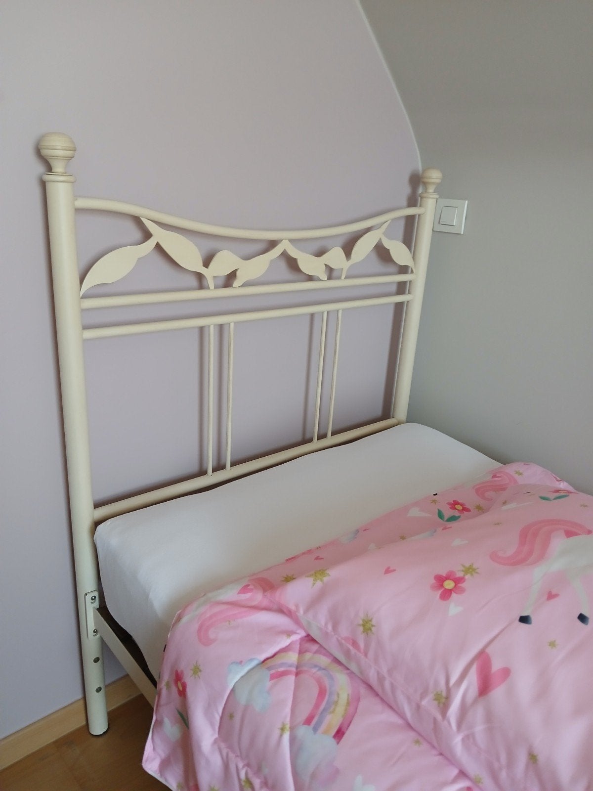 Wit metalen èènpersoonsbed (90x200) met lattenbodem., Ophalen, Lattenbodem