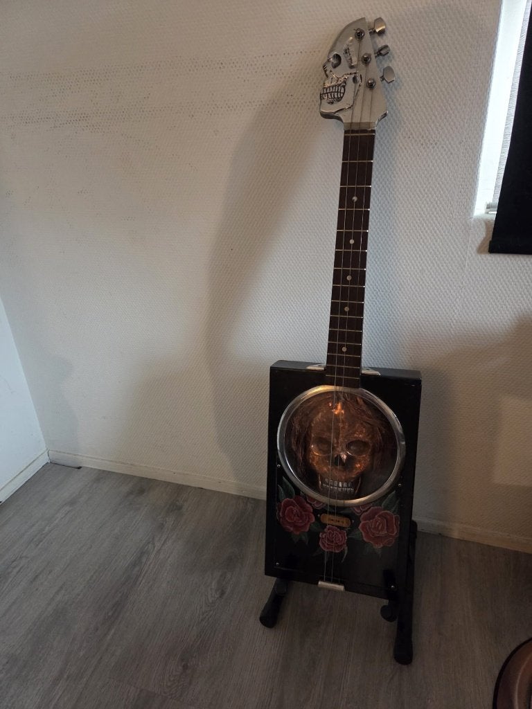 Custom made cigar box met schedel (messing) en rozen, Muziek en Instrumenten, Ophalen