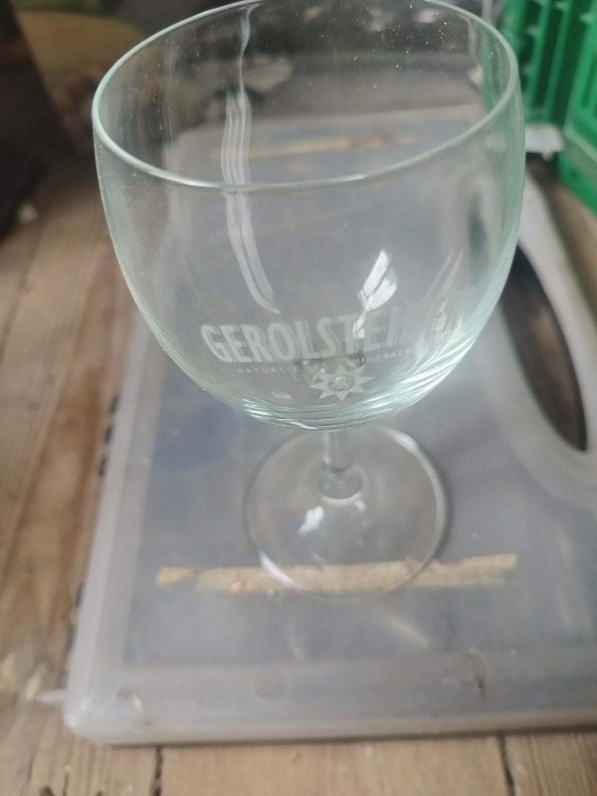 6 verres, Enlèvement