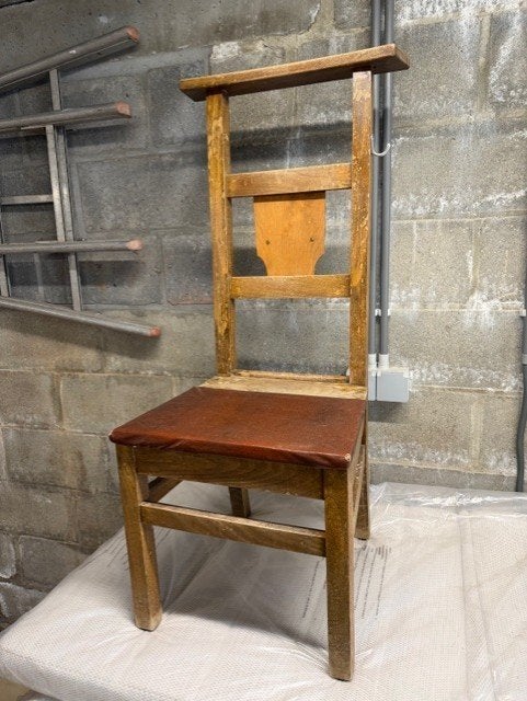 Oude houten kerkstoel met bidplank, Enlèvement ou Envoi