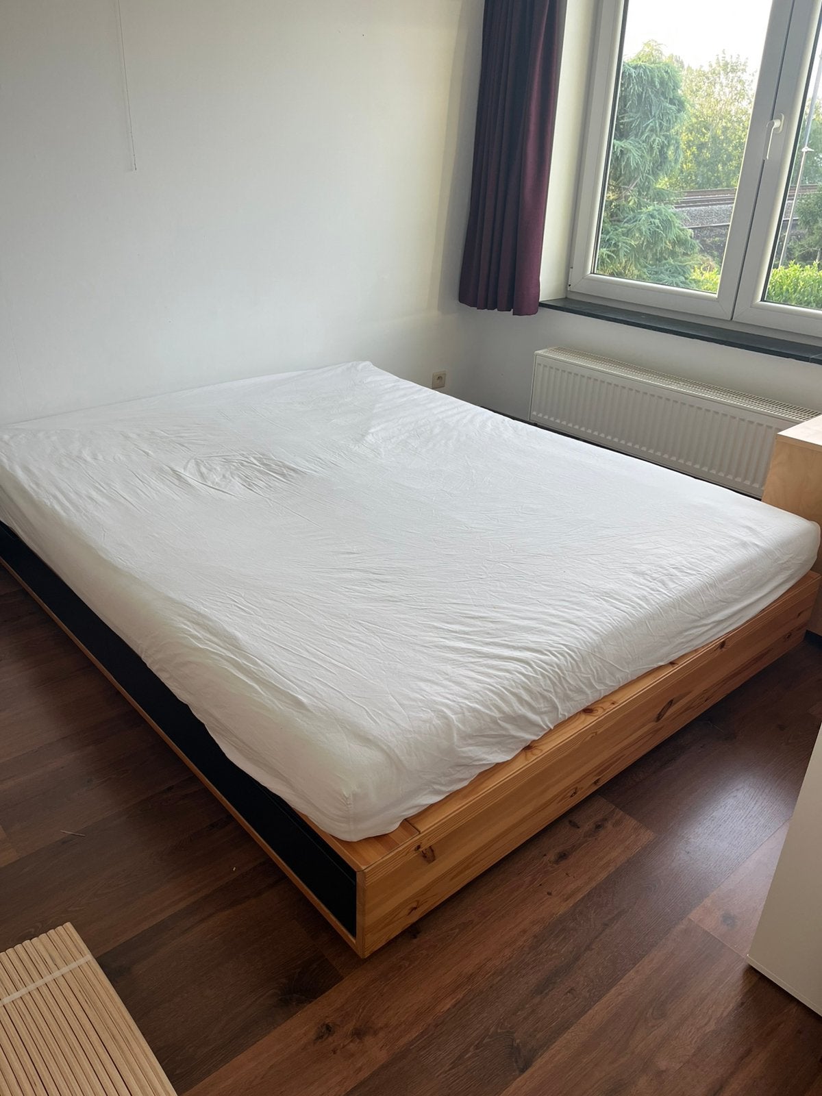 Lit double avec sommier à lattes et matelas et 4 tiroirs, Maison & Meubles, Enlèvement, Utilisé, 200 cm, Bois