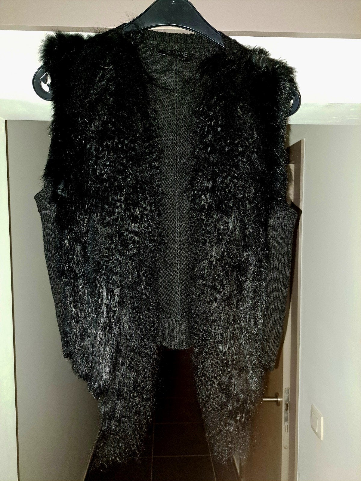 Giovane zwart vest met imitatie bont, 38/40, Kleding | Dames, Maat 38/40 (M), Zwart, Ophalen of Verzenden, Zo goed als nieuw
