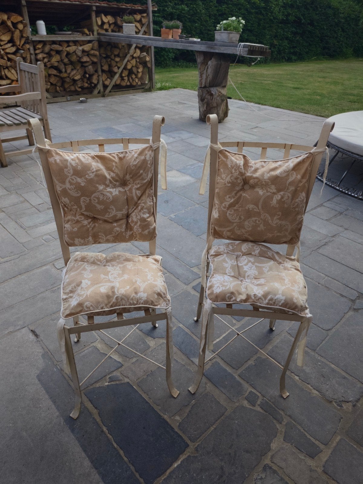 2 smeedijzeren stoelen, Ophalen