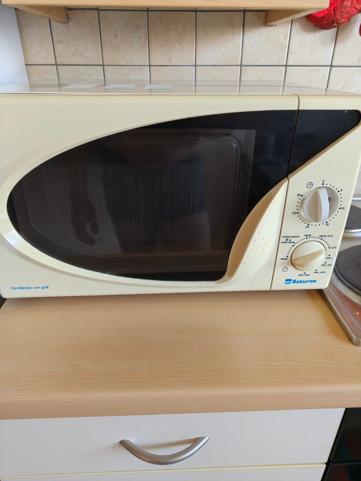 Four à micro-ondes Saturno avec fonction Grill – Bon état, Gril, Enlèvement, Utilisé, 45 à 60 cm