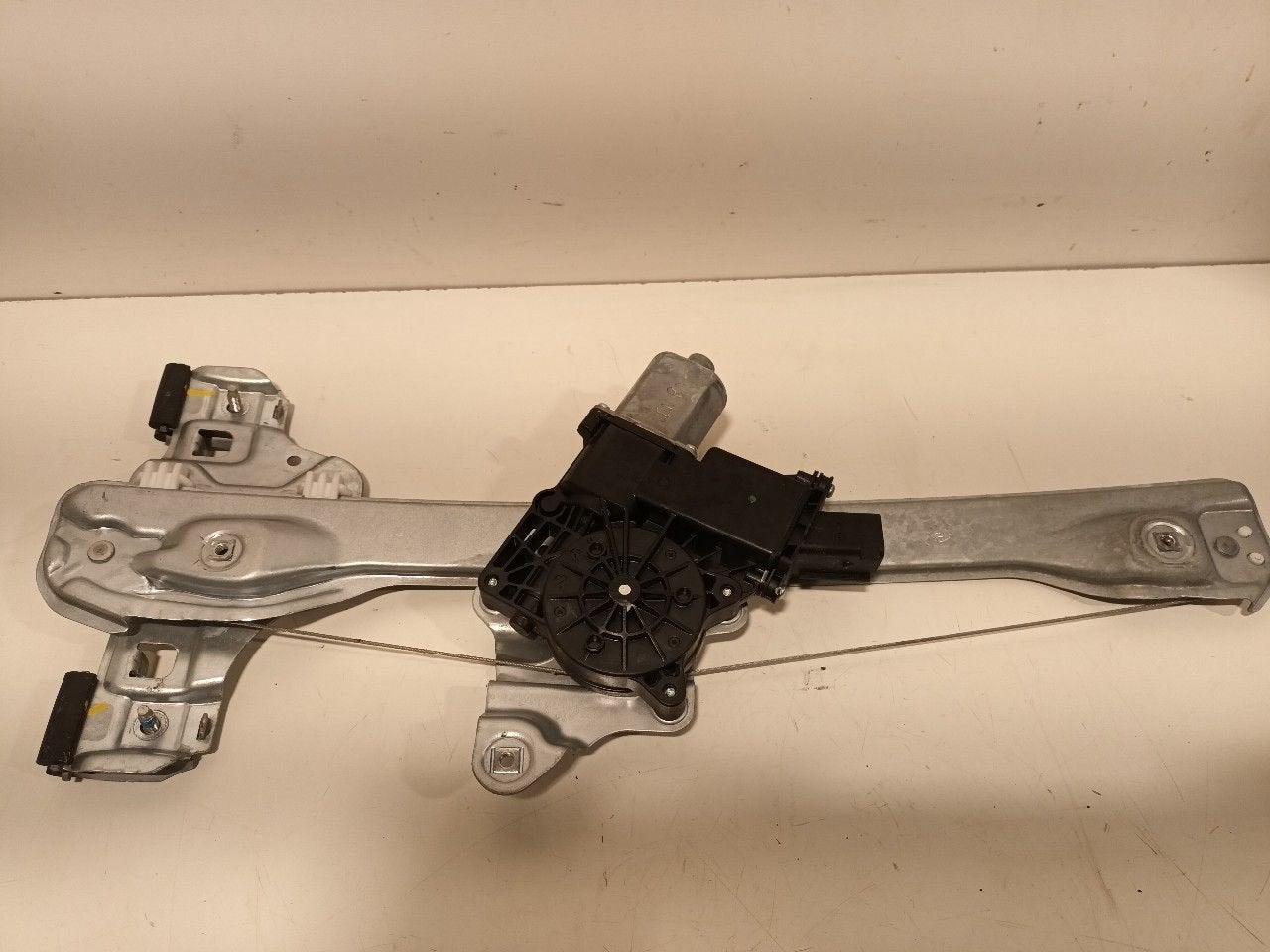 Raammechaniek elektrisch rechts achter Opel Mokka, Onderdelen@venauto.nl, Van der Ven Autorecycling B.V., Ettenseweg 76, 4706 PB Roosendaal, The Netherlands