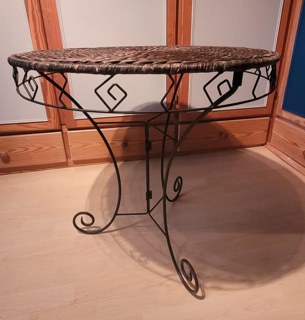 Table ronde VINTAGE en fer forgé et dessus en osier 70 cm, Huis en Inrichting, Tafels | Bijzettafels, Zo goed als nieuw, Ophalen