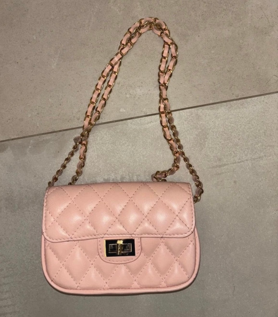Sac à main en cuir rose clair à bretelles dorées, Enlèvement ou Envoi, Utilisé, Sac à main
