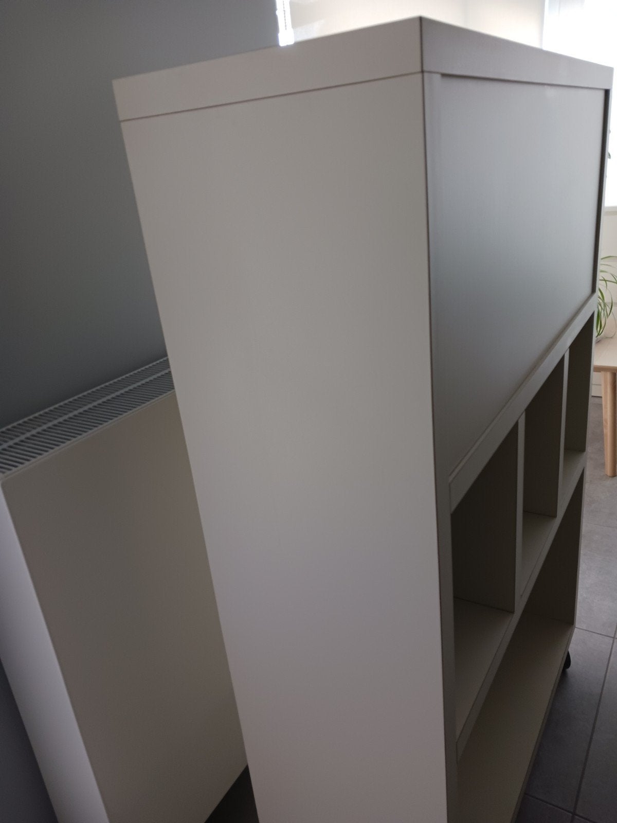 Stevige beige kast op wielen te koop., Ophalen, Zo goed als nieuw