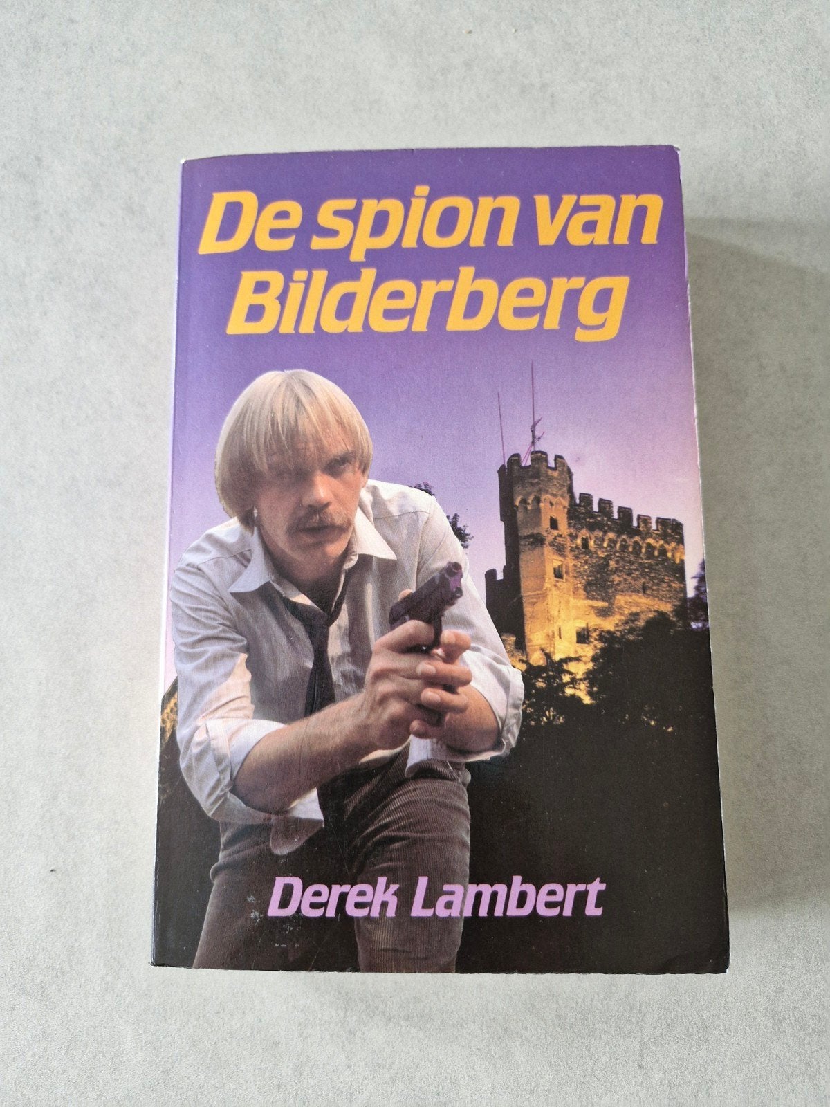 De spion van Bilderberg - Derek Lambert, Livres, Romans, Utilisé, Envoi