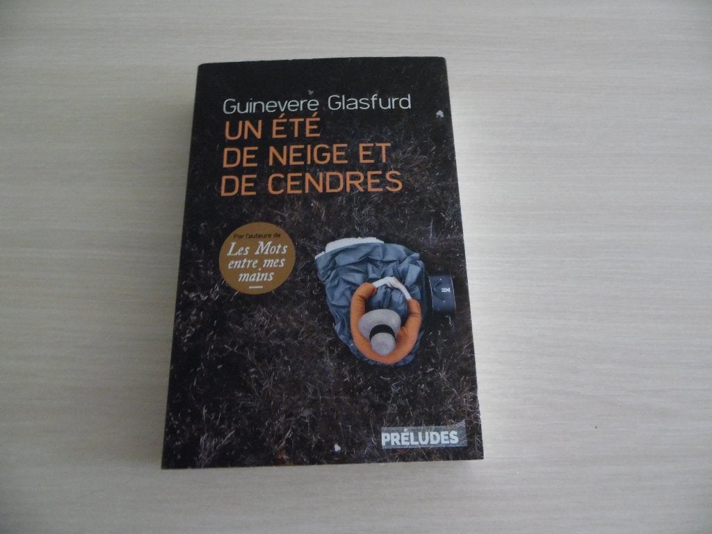 UN ÉTÉ DE NEIGE ET DE CENDRES    GUINEVERE  GLASFURD, Europa overig, Ophalen of Verzenden, Zo goed als nieuw, Guinevere Glasfurd