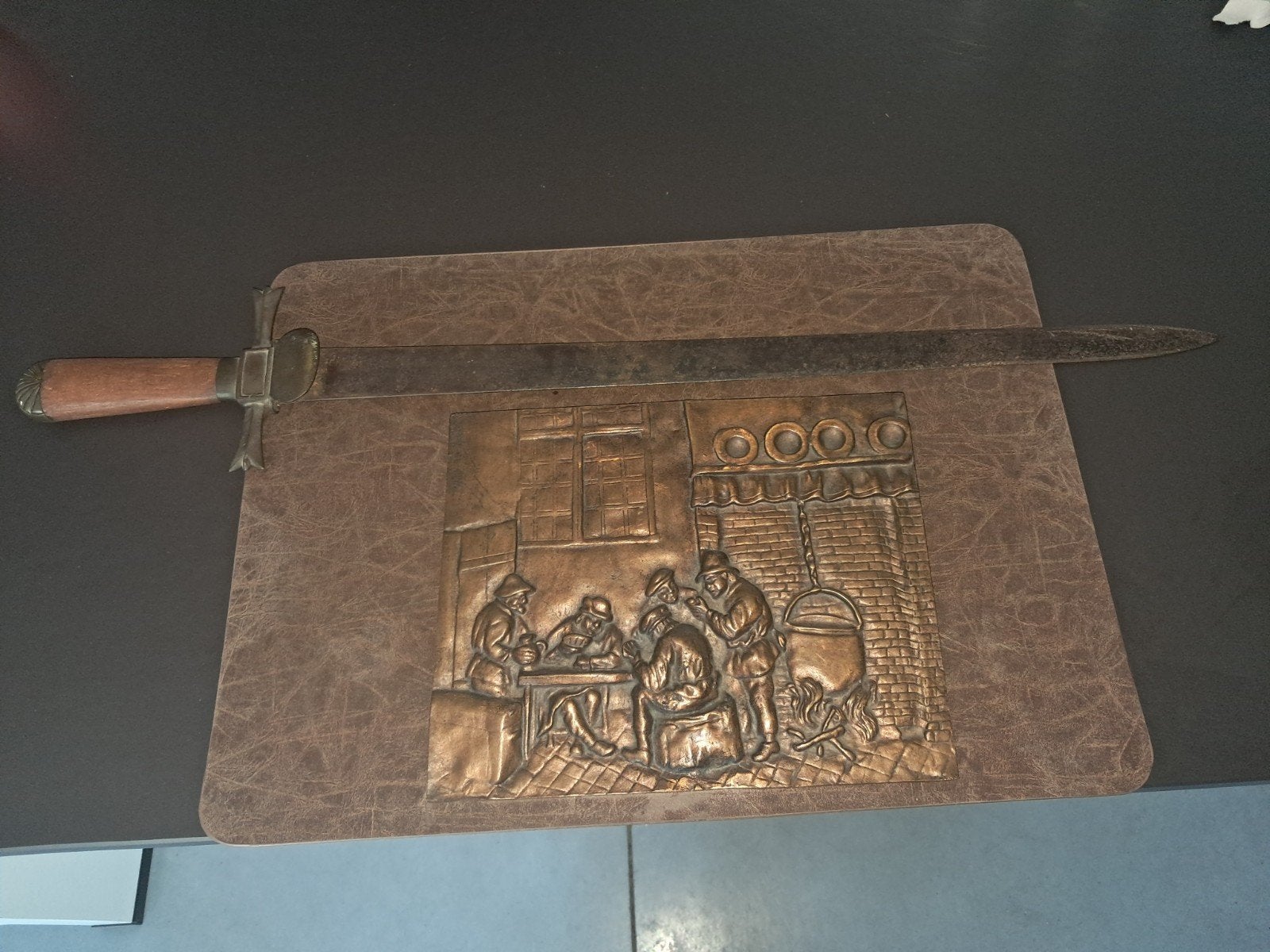 Antiek zwaard met schild, Enlèvement