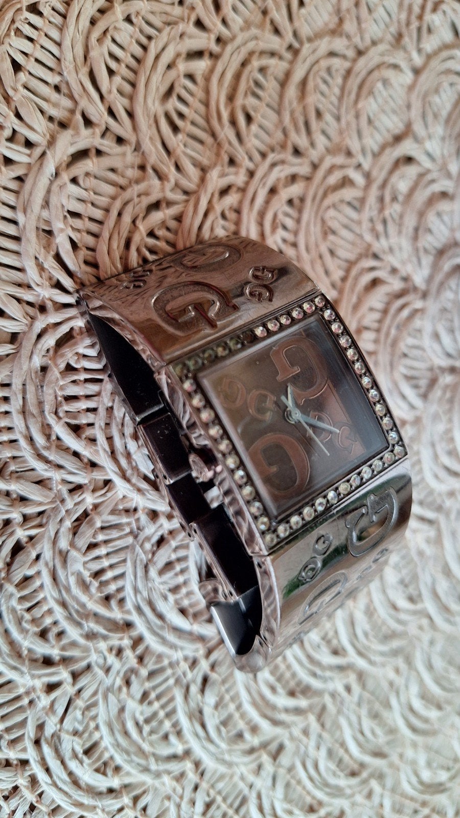 Guess  paars/roze dameshorloge met strassteentjes, Handtassen en Accessoires, Horloges | Dames, Staal, Gebruikt, Staal, Guess