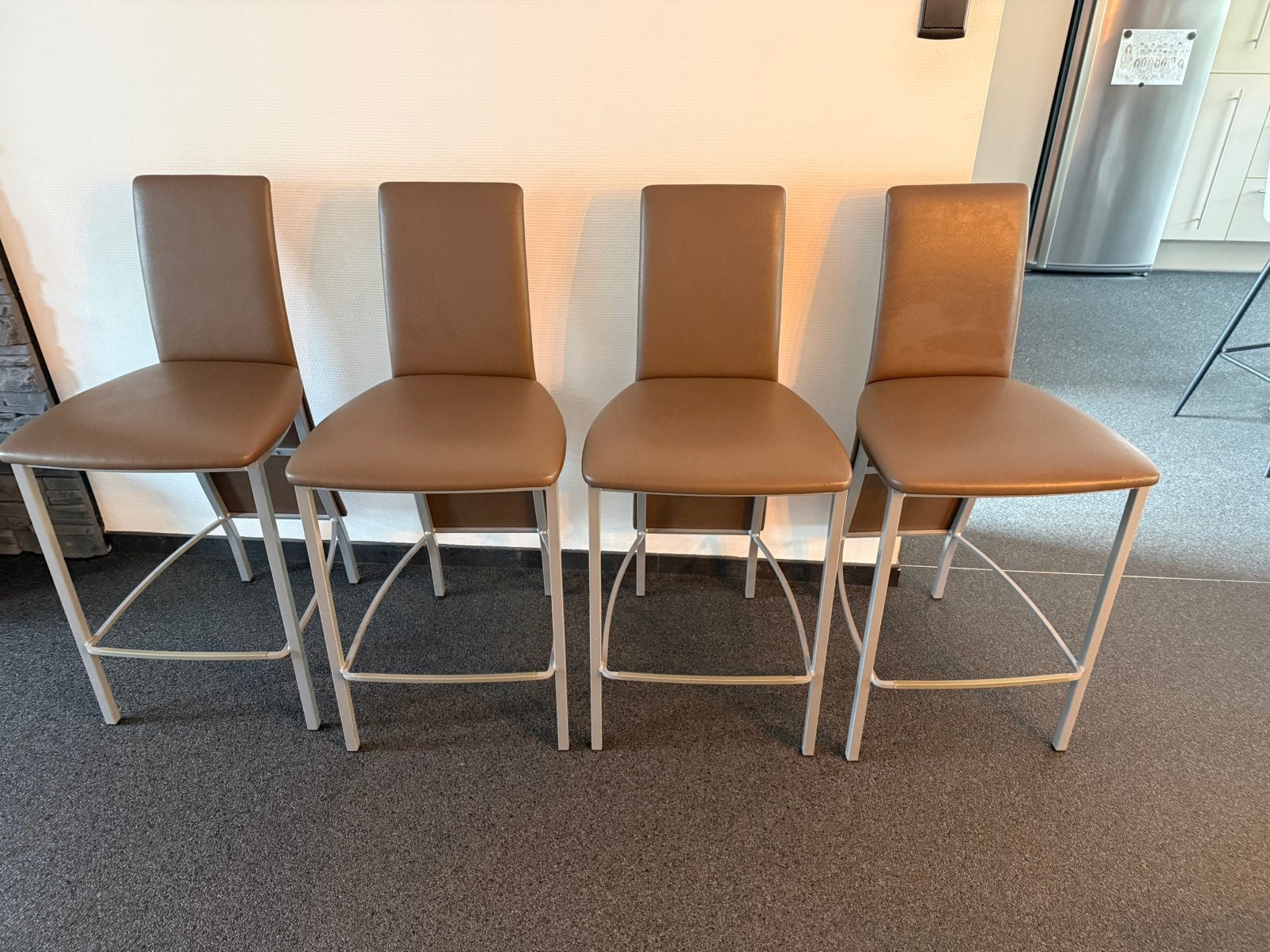 4 barkrukken/barstoelen - taupe - zithoogte 65cm, Avec repose-pieds, 4 tabourets, Synthétique, Enlèvement