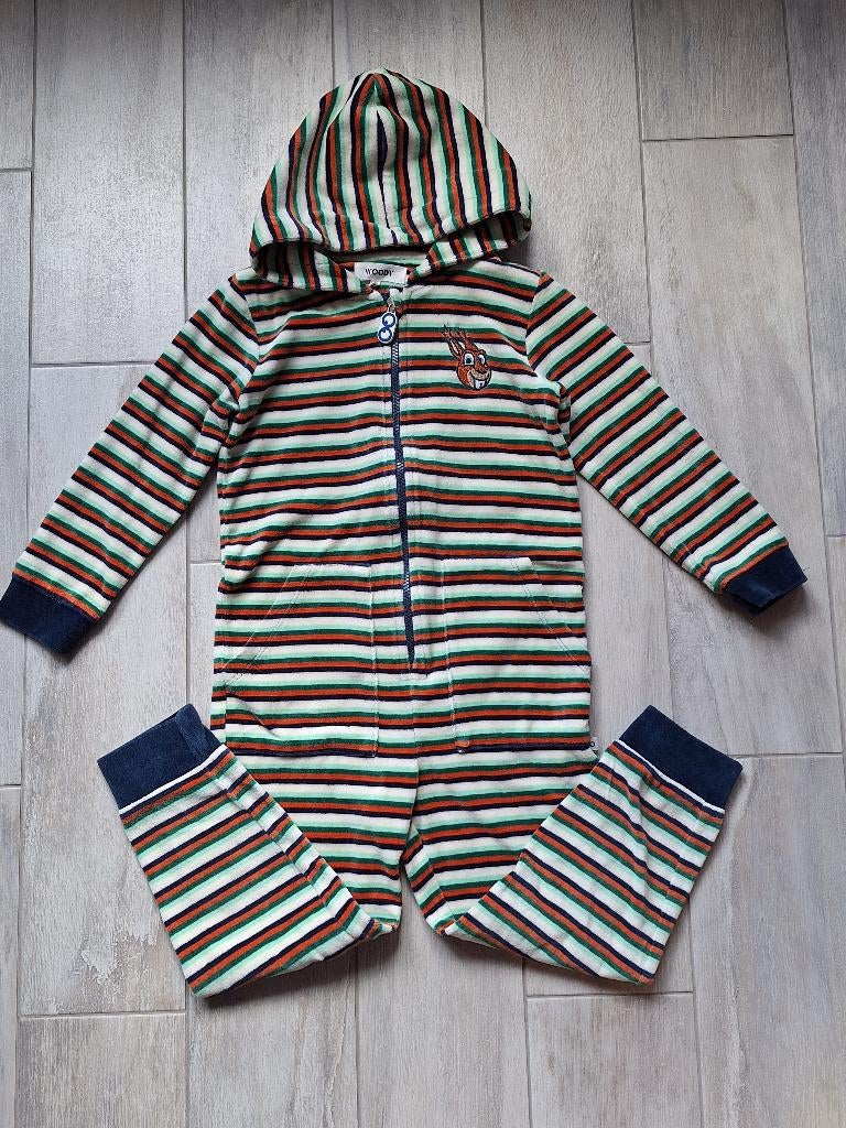 ★ M116 - Woody onesie velours thema eekhoorn, Kinderen en Baby's, Kinderkleding | Maat 116, Nacht- of Onderkleding, Ophalen of Verzenden