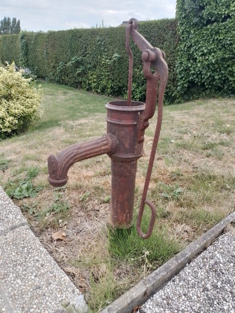 Oude gietijzeren handpomp, Ophalen