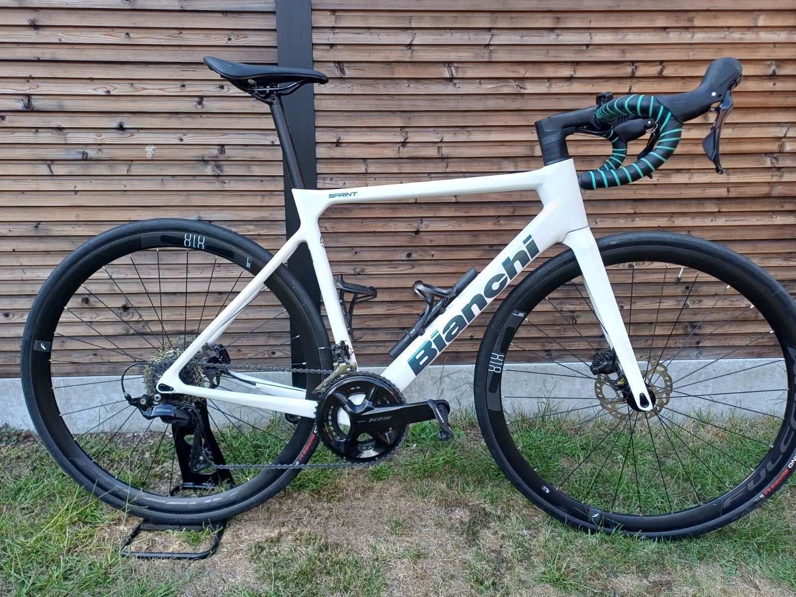 Bianchi Sprint 105 Disc, 28 inch, Gebruikt, Carbon, Meer dan 20 versnellingen