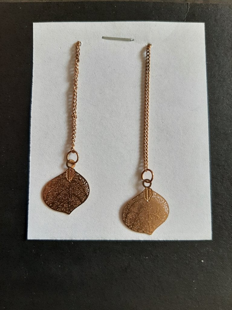 Te koop: Leuke lange goudkleurige oorbellen met blad., Overige materialen, Hangers, Nieuw, Ophalen of Verzenden