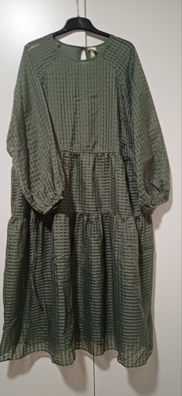 joli tapis 1 H&M d'occasion taille L, Vêtements | Femmes, Enlèvement