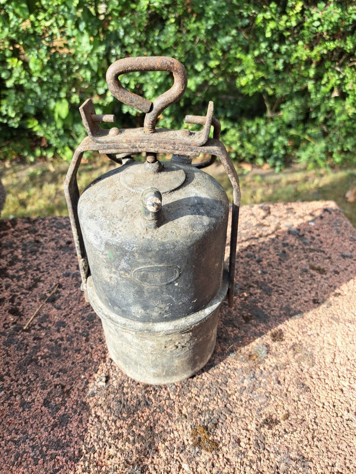 Ancienne lampe de mineur, Enlèvement