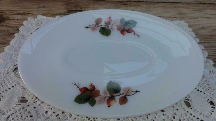Vintage opaline schaaltje met rozenbottels, JAJ ENGLAND, Maison & Meubles, Cuisine | Vaisselle, Utilisé, Autres types, Autres styles