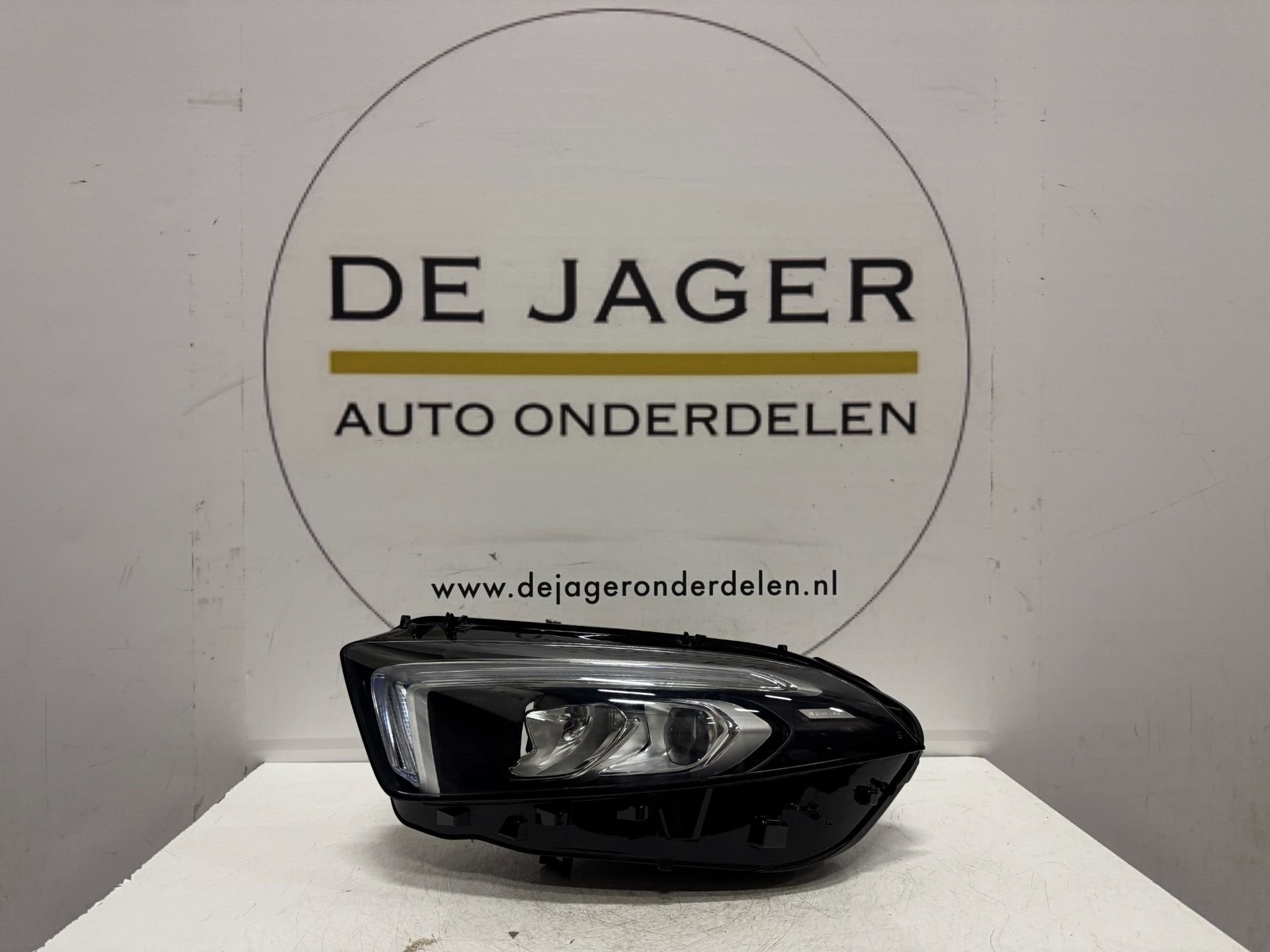 LAMPE FRONTALE HAUTE PERFORMANCE CLASSE A W177 GAUCHE A17790, Mercedes-Benz AG, Mercedes-Benz, Utilisé, Mercedesstrasse 120
70372  Stuttgart, DE