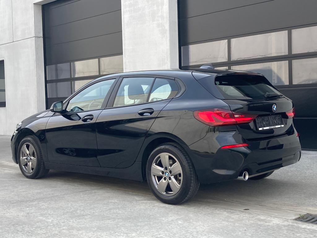 BMW 116i /LED/Sport int./.../2 Jaar Garantie, Auto's, BMW, Voorwielaandrijving, Leder en Stof, 5 deurs, 3 cilinders