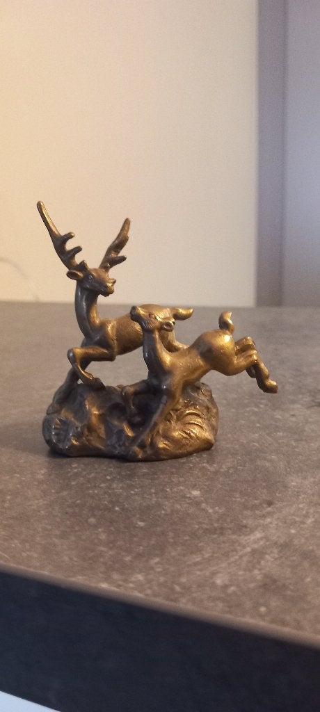 Kleine sculptuur van messing. Echtpaar van herten en herten., Antiek en Kunst, Ophalen, Koper