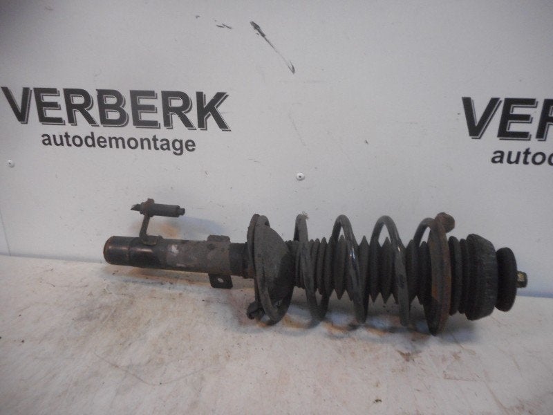 JAMBE DE FORCE AVANT GAUCHE Ford Ka I (01-1996/11-2008), Henry-Ford-Straße  1
50735  Köln, DE, Ford-Werke GmbH, Kunden@ford.com