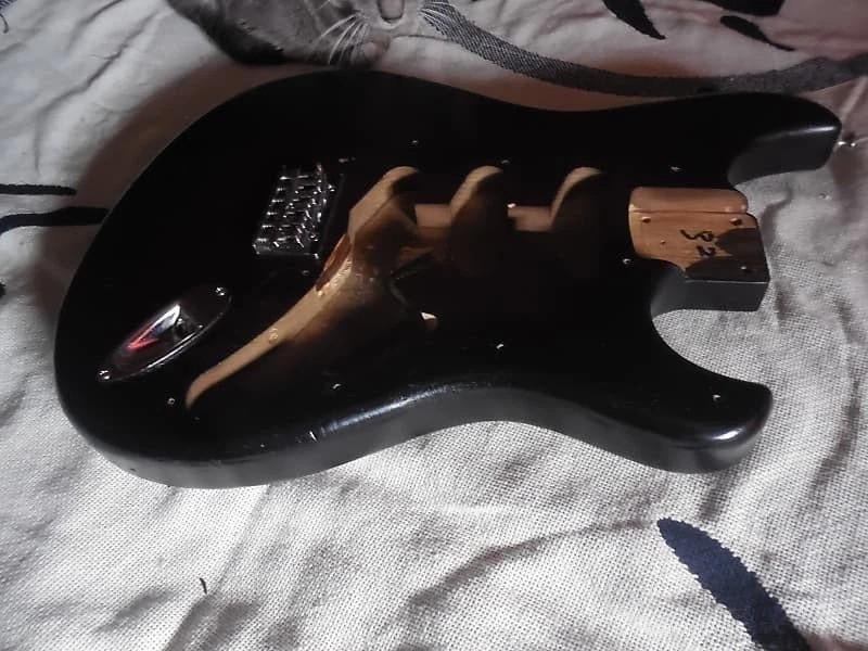 Corps Stratocaster frêne SSS  finition walnut + accastillage, Enlèvement ou Envoi, Utilisé, Guitare électrique