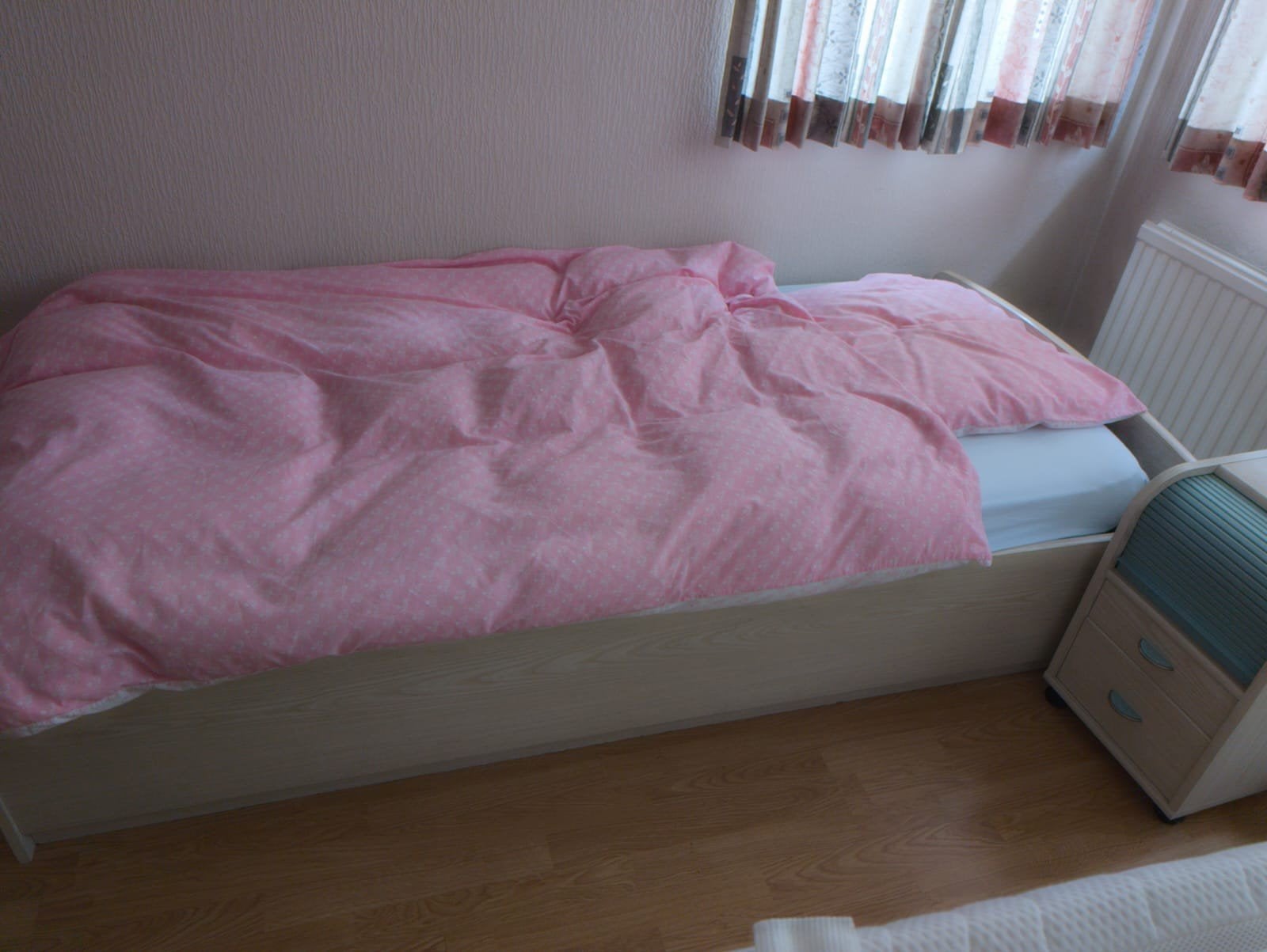 bed en bijhorend nachtkastje, Huis en Inrichting, Slaapkamer | Complete slaapkamers, Ophalen, Gebruikt, Eenpersoons, Minimalistisch