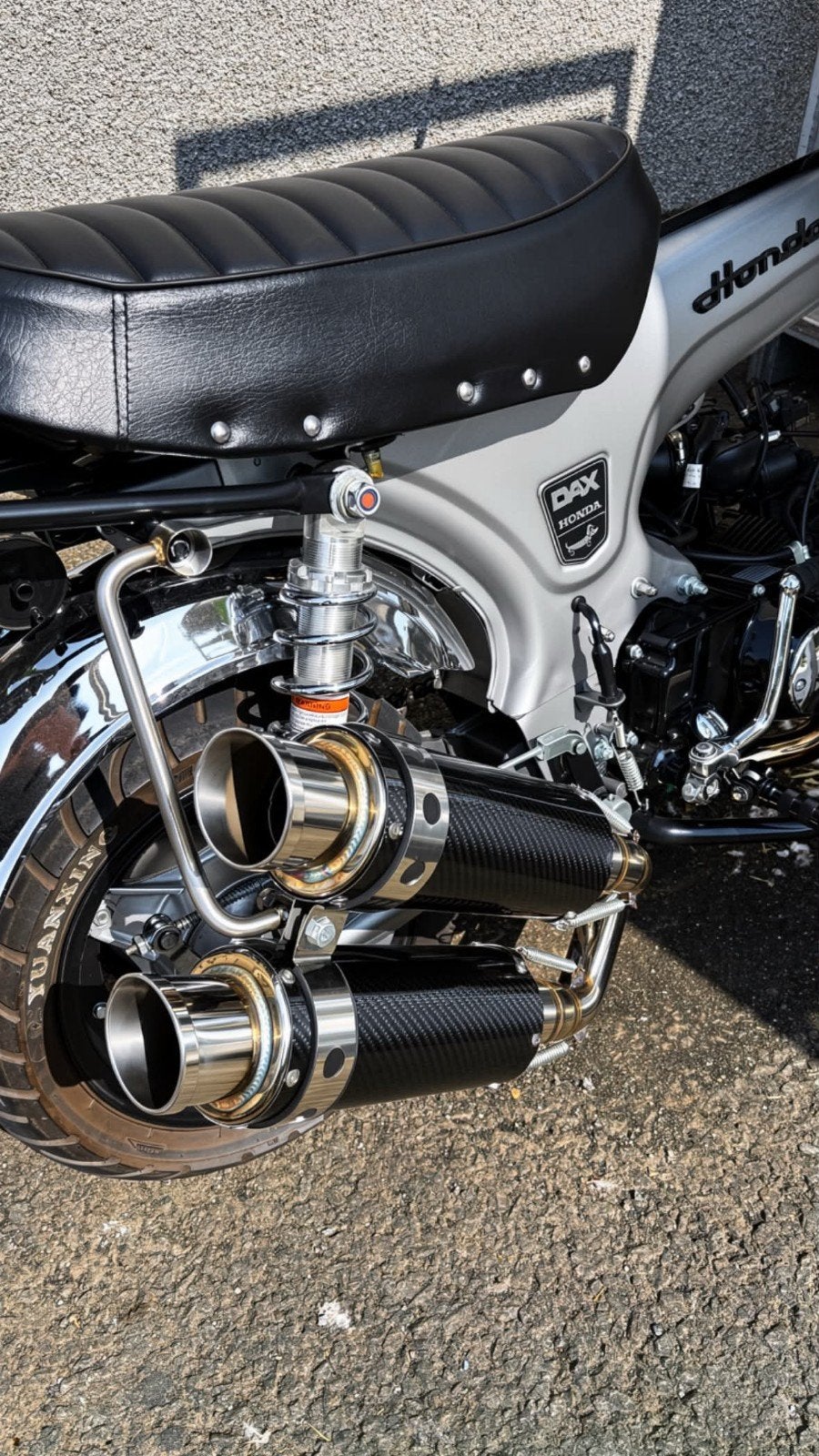 Carbon Twin uitlaat voor Dax 'The Shotgun', Fietsen en Brommers, Brommeronderdelen | Algemeen, Ophalen of Verzenden, Zo goed als nieuw
