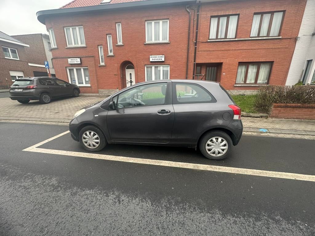 Toyota yaris 2009/1L/51kw/151.000km/grise/3ptes/essence, Auto's, Stof, Zwart, Particulier, Zilver of Grijs