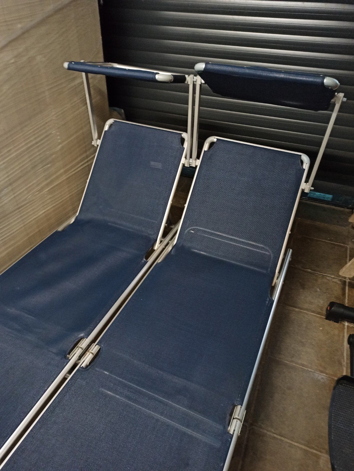 Chaises longues bleues avec pare soleil, Enlèvement