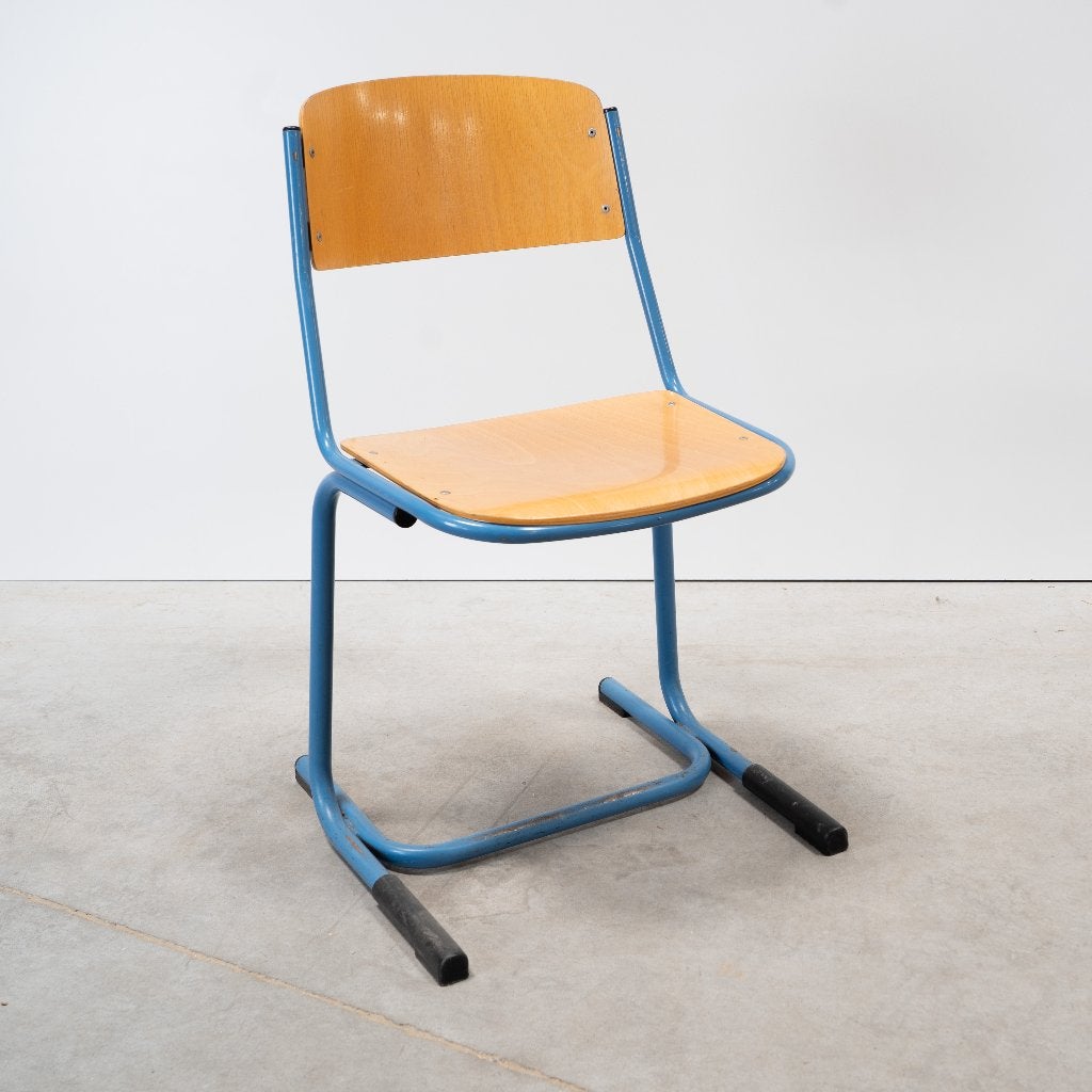 Set van vier blauwe stoelen, Huis en Inrichting, Ophalen, Gebruikt, Blauw, Vintage schoolstoelen rond