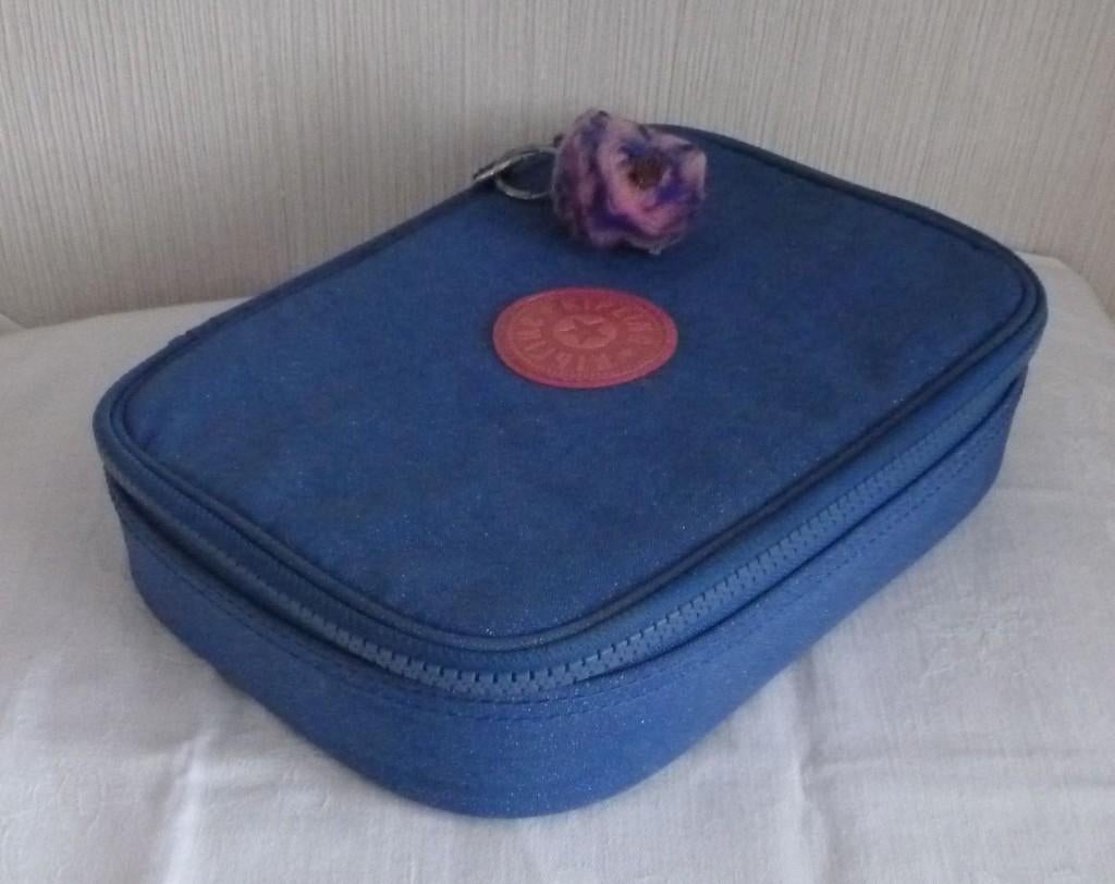 Kipling le plus grand des plumiers Kipling bicolore + singe, Divers, Enlèvement ou Envoi, Utilisé