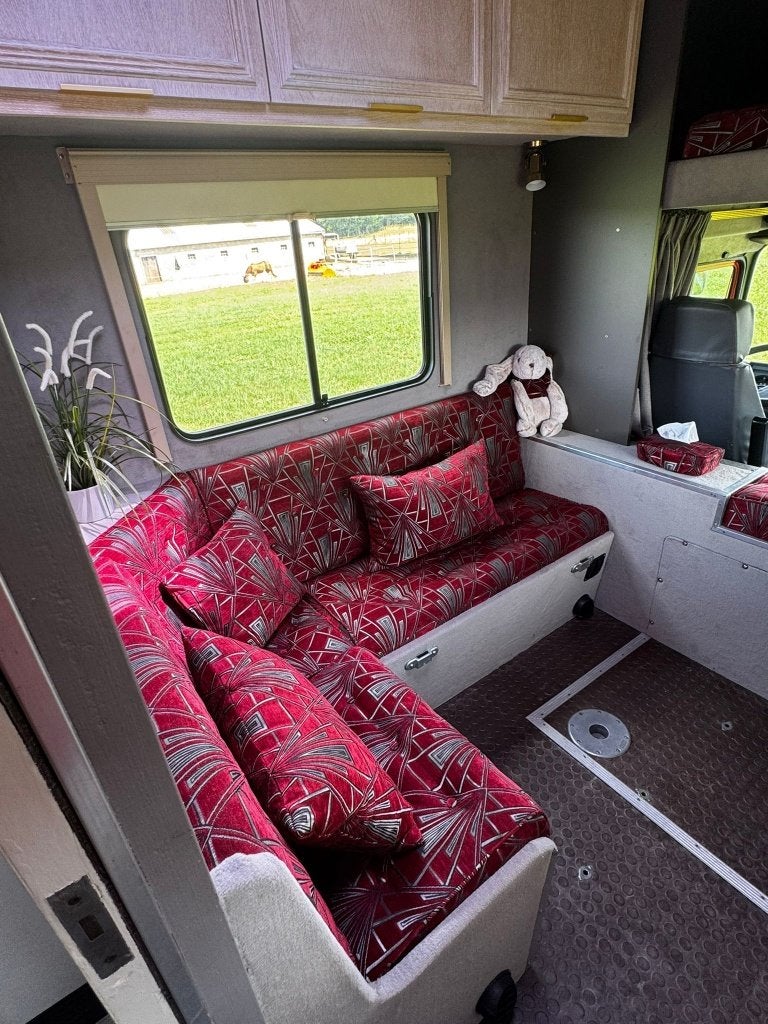 Renault Midliner 230 Motor/Horsebox LAMBOURN, Caravans en Kamperen, Overige merken, Buscamper of Camperbus, ABS, Vloeistofverwarming