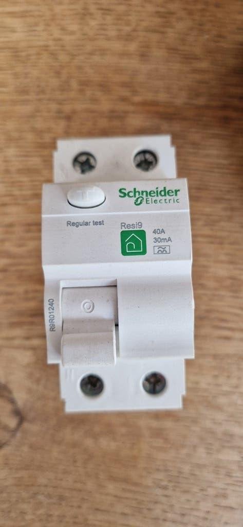 Differentiële stroomonderbreker 30mA - 40 A - 2P Schneider, Ophalen of Verzenden, Zo goed als nieuw, Schneider Electric, Aardlekautomaat