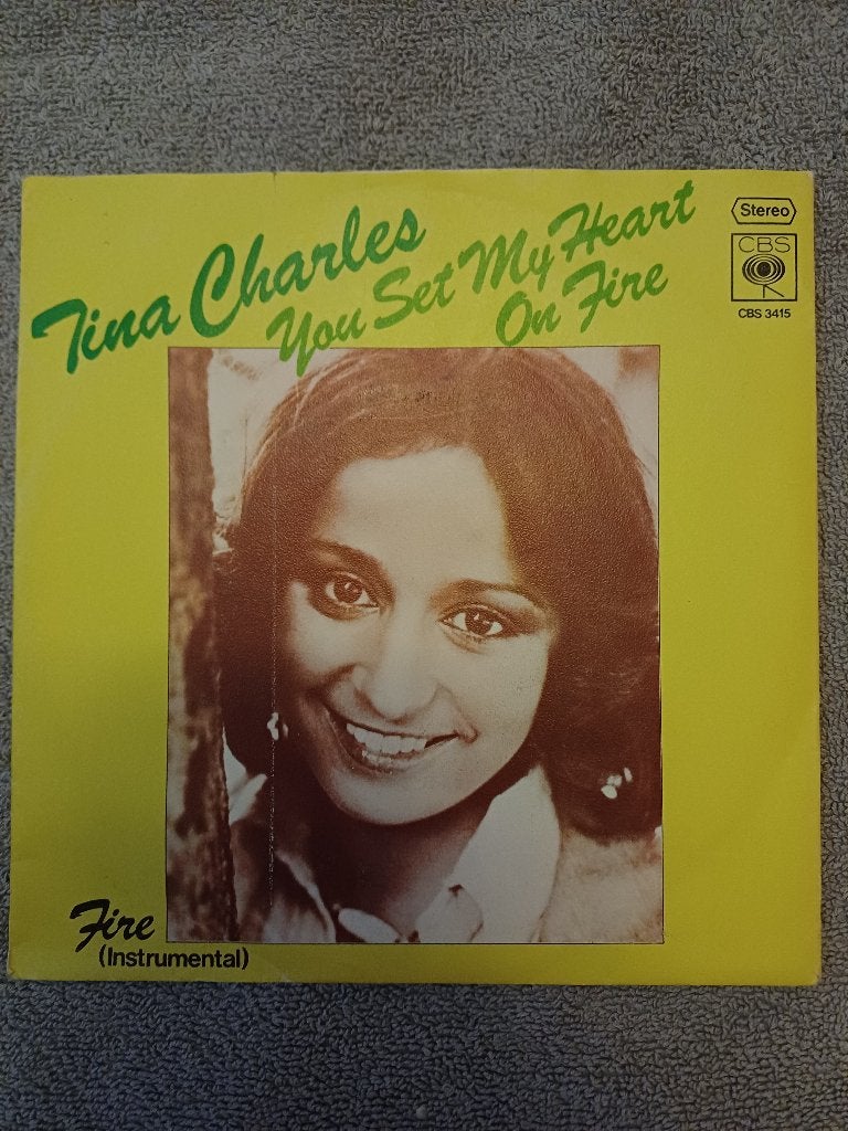 Tina Charles – You Set My Heart On Fire  1975  nMINT, 7 inch, Ophalen of Verzenden, Zo goed als nieuw, Beschermende buitenhoes