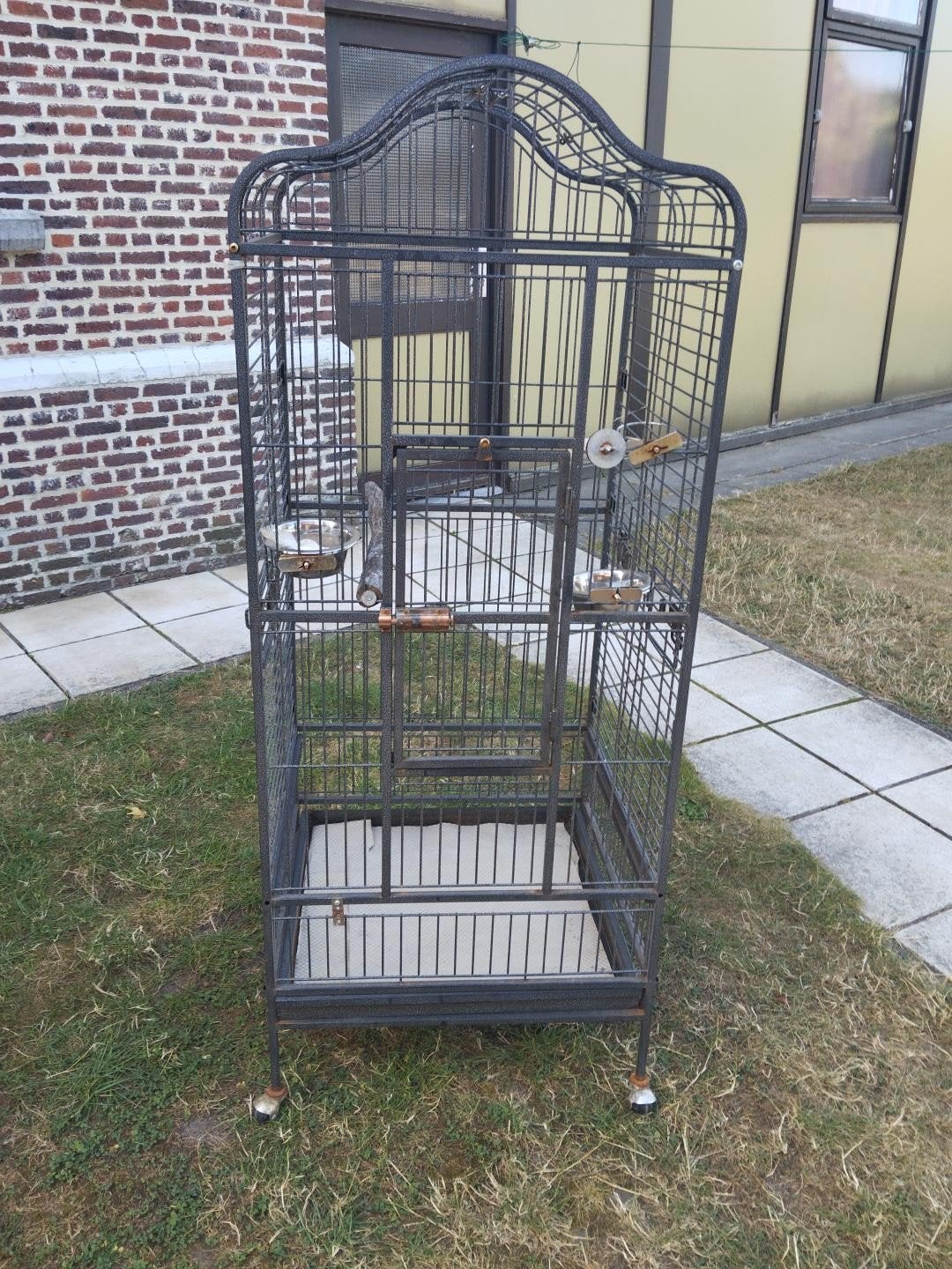 Te koop: ruime vogelkooi, geschikt voor een 
papegaai, grijz, Enlèvement