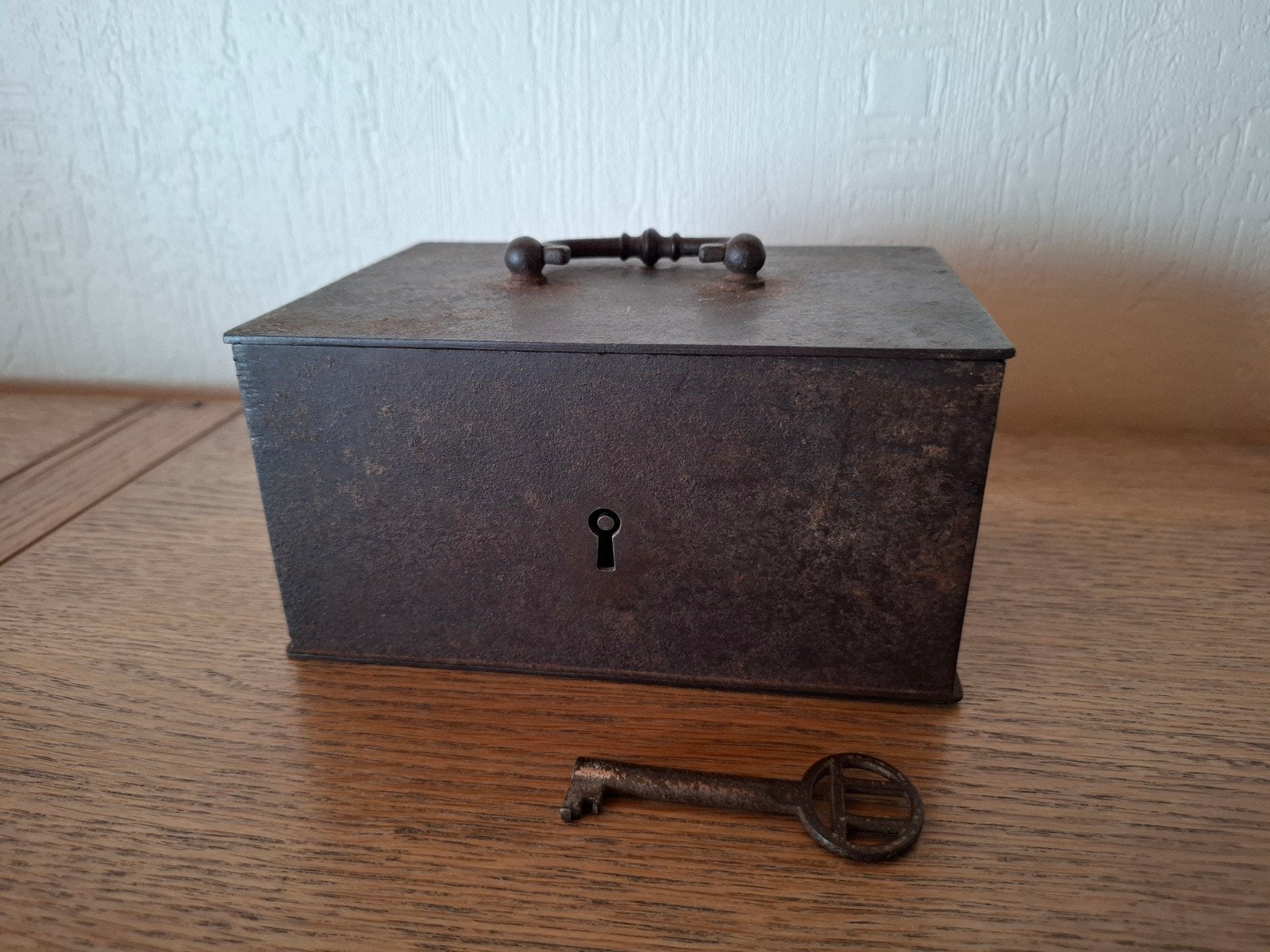 Ancienne cassette métallique à monnaie, Inconnu, Inconnu, Enlèvement, Inconnu